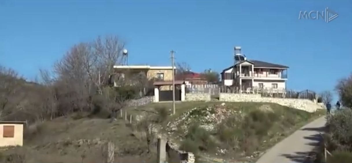 Grabitësit plaçkitin fshatin në Memaliaj. 12 banesa në shënjestër (VIDEO)