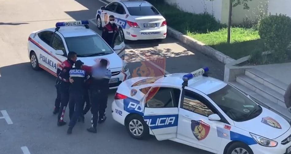 Vinin baste sportive me celularë, arrestohet 22-vjeçari në Lushnje, procedohen 4 të tjerë