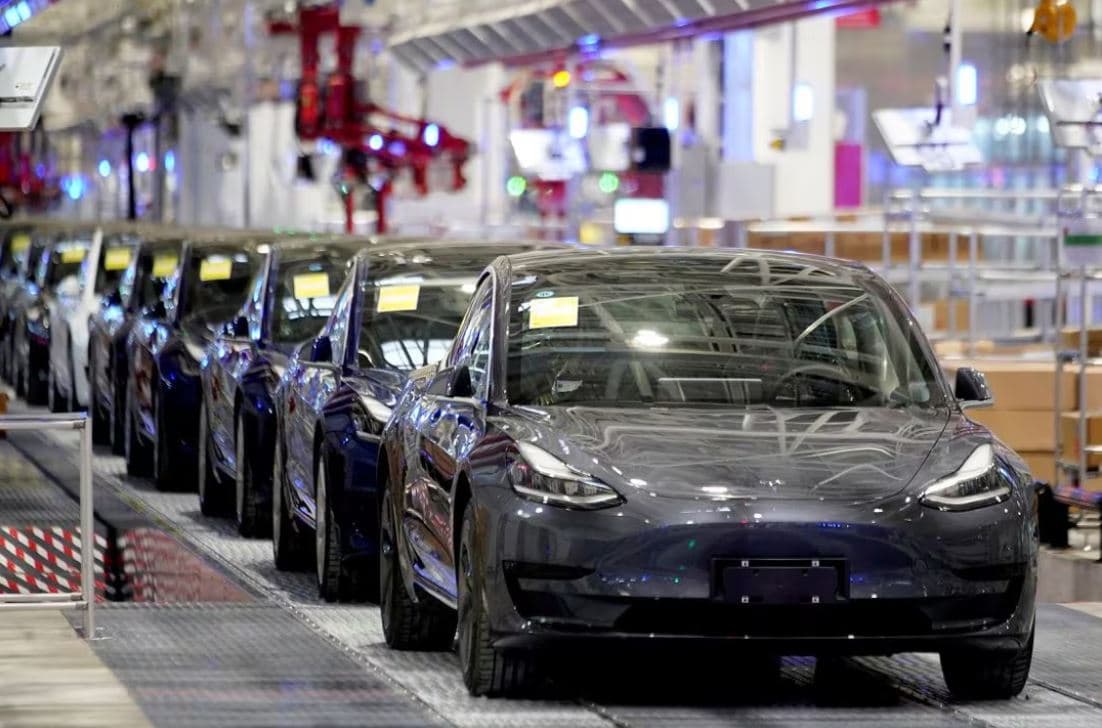 Tesla tërheq pothuajse të gjitha automjetet e saj në SHBA 