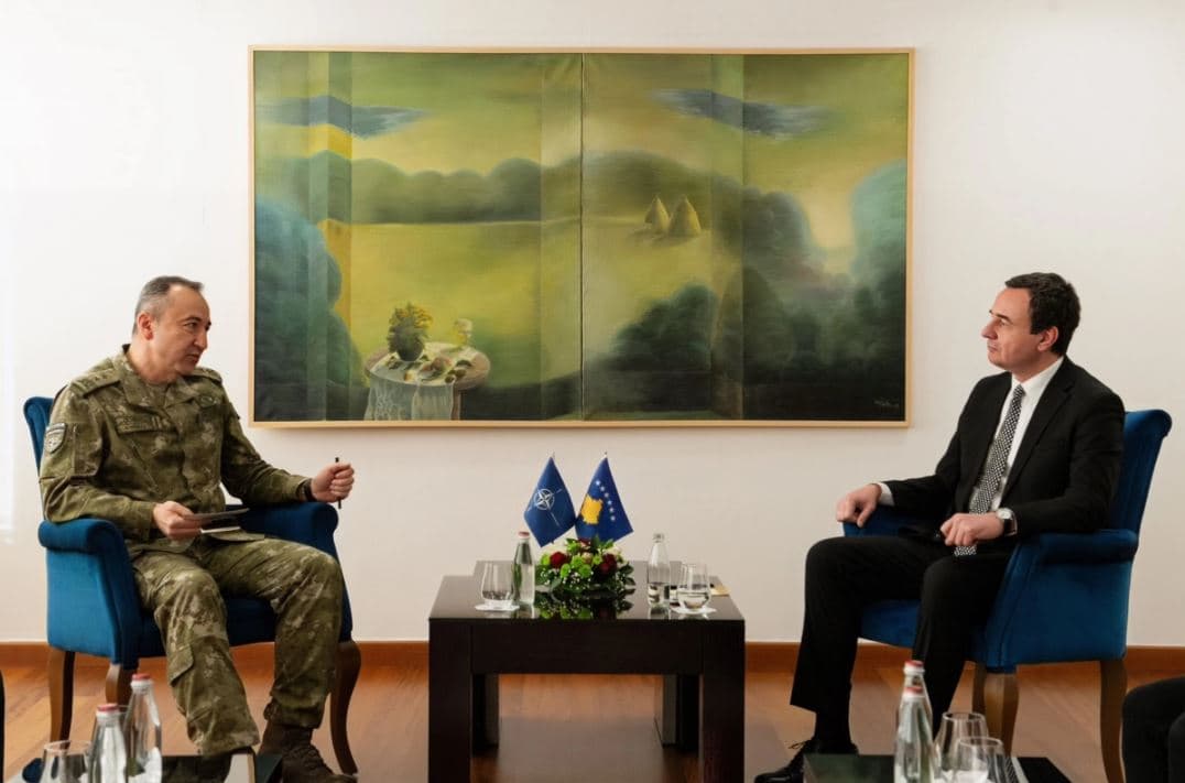 Kurti diskuton me komandantin e KFOR-it mbi sigurinë në Veri të Kosovës 