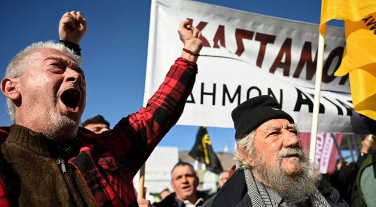 Revoltohen fermerët në Greqi, hedhin produktet bujqësore në rrugë