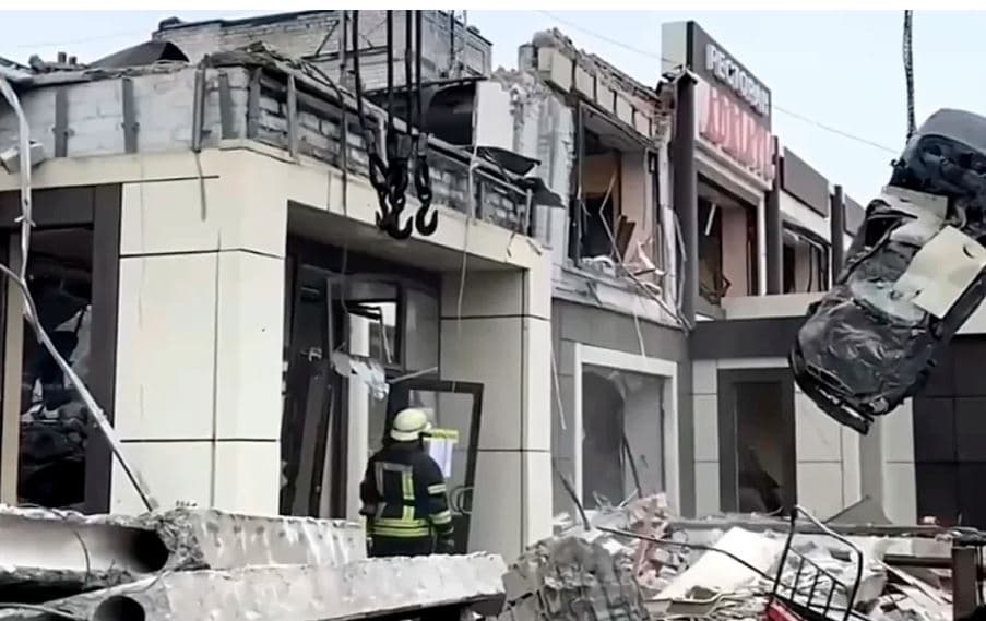 Sulm në qytetin e pushtuar nga Rusia në Ukrainën lindore, 28 ​​të vrarë