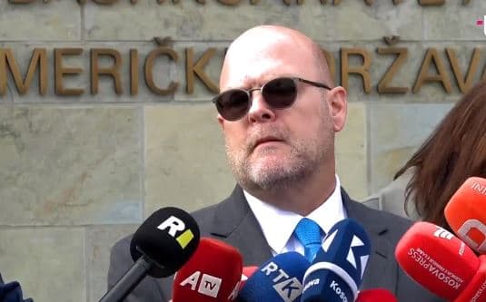 Hovenier kërkon shtyrje të vendimit për dinarin: Shpresojmë që Qeveria të jetë partnere me ne