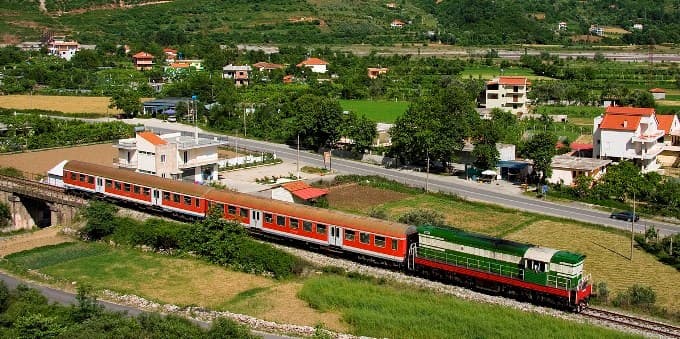 Punimet në hekurudhën Tiranë-Durrës, ARRSH devijon trafikun për 8 ditë