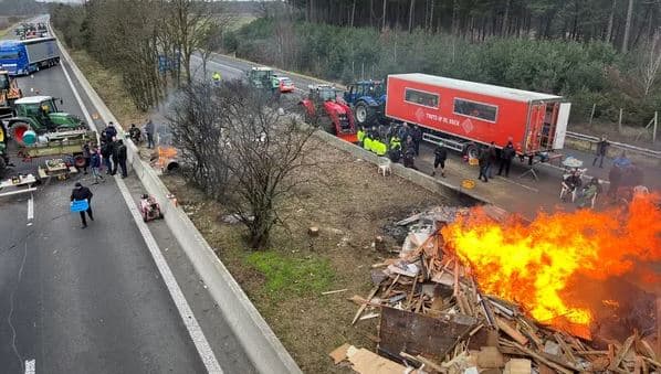 Holandë, fermerët bllokojnë autostradat