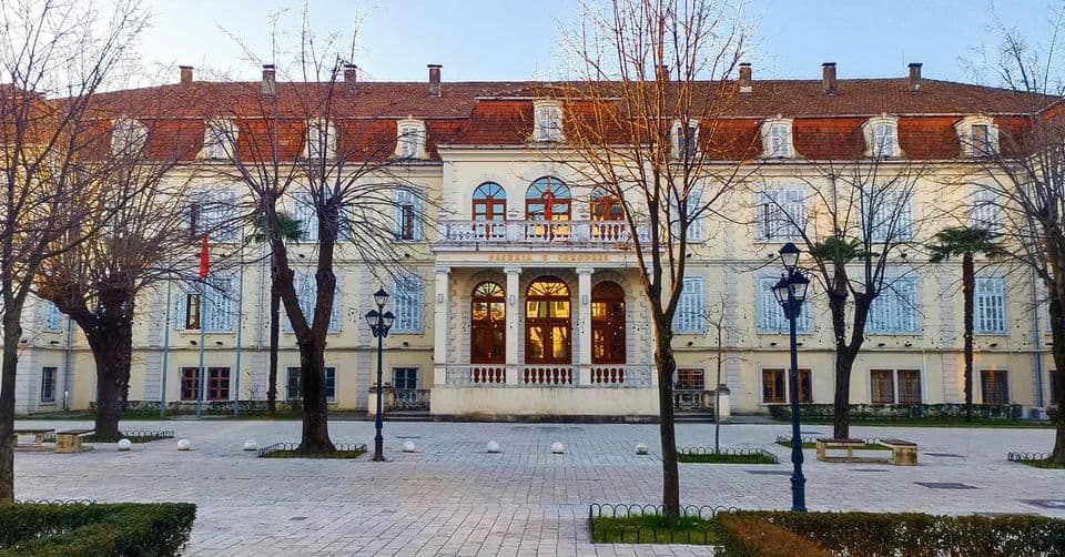 Valë shkarkimesh në bashkinë Shkodër/ Beci: Nuk ofronin asnjë shërbim, merrnin vetëm rrogën