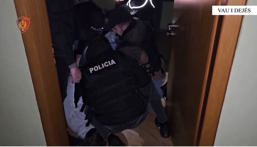 Kapet në flagrancë në banesën ku kishte hyrë për të vjedhur, në pranga 39-vjeçari
