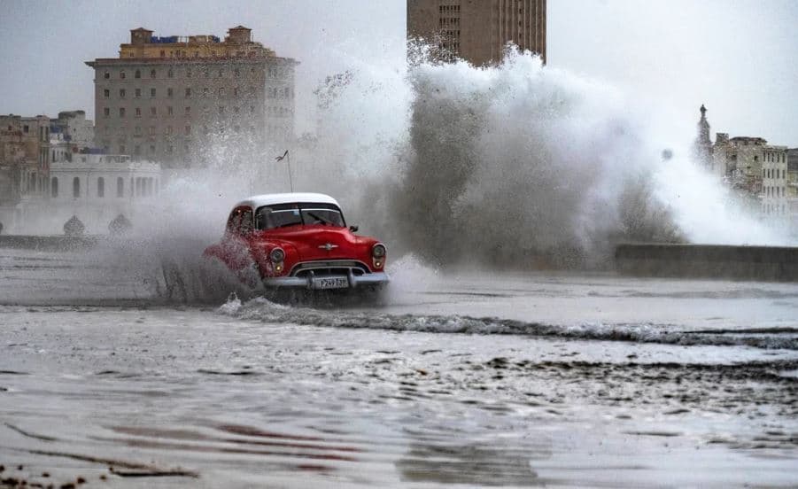 Havana përfshihet nga stuhi të forta ere, përmbytje dhe temperatura të ulëta