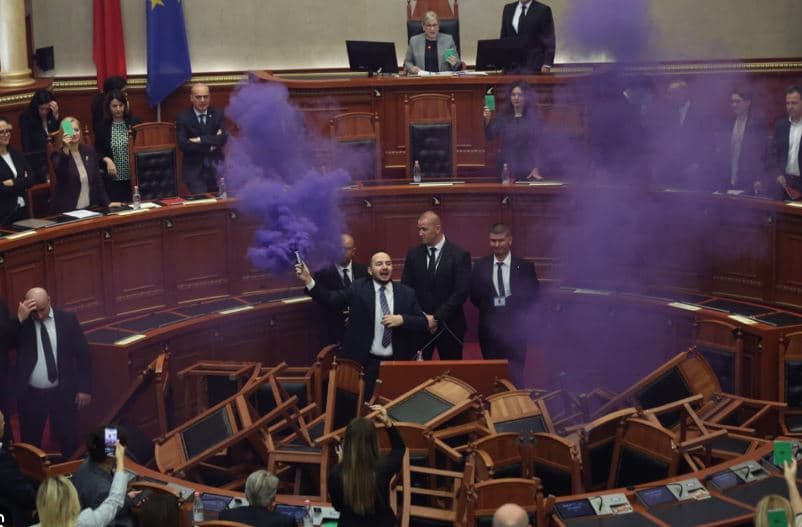 Kaosi në Kuvend dhe Komisionin e ‘Zgjedhores’, PS kërkon ndëshkim për deputetët e opozitës