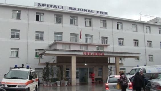 Fier/ 65-vjeçari bie nga skela, dërgohet në spital