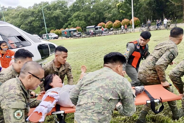 Rrëshqitja e masivit të dheut në Filipine, një vajzë nxirret e gjallë pas 60 orësh
