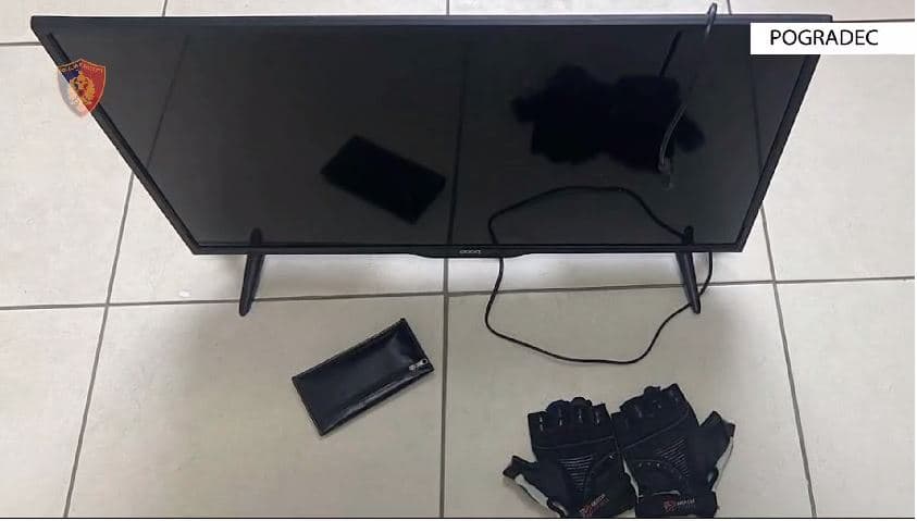 Vidhin pajisje nëpër banesa/ Arrestohen dy të dyshuar në Pogradec