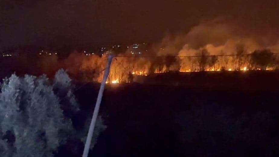 Fier, zjarri me përmasa të mëdha u afrohet banesave në fshatin Hambar 