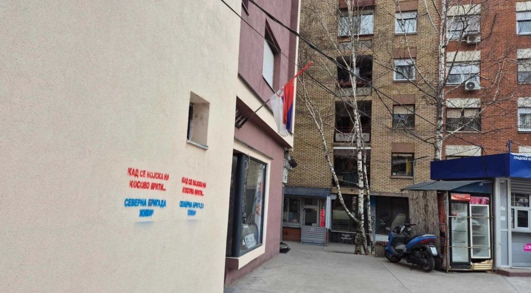 “Kur ushtria të kthehet në Kosovë”/ Mesazhe me grafiti në Veri 