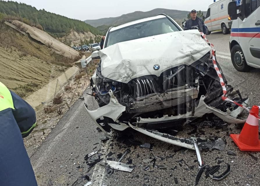 Përplasen 3 makina në Memaliaj, humb jetën 40-vjeçarja