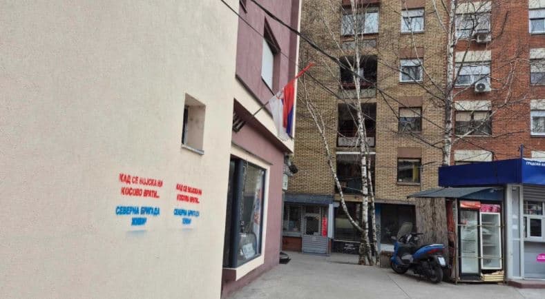 “Kur ushtria kthehet në Kosovë”/ Hetim për nxitje të përçarjes mbi grafitet në Veri
