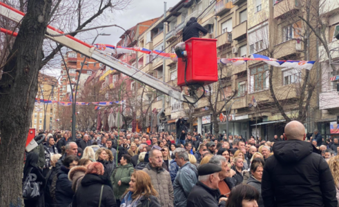 Serbët: Të anulohet vendimi për dinarin/ Në protestë edhe zyrtarë të Listës Serbe 