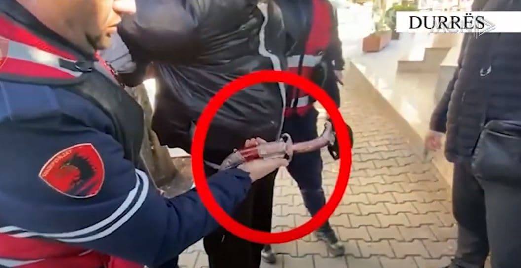 Vret më thikë fqinjin, pranga 35 vjeçarit/ Shkak sherri për parkim dhe një borxh i hershëm (VIDEO)