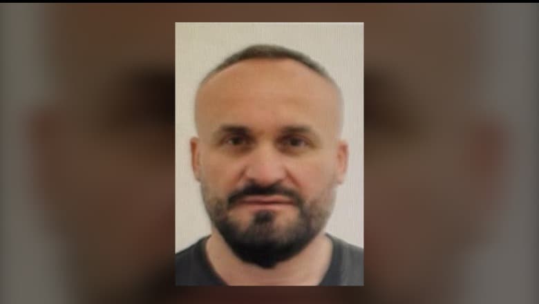 Vodhi dyqanin e celularëve, identifikohet autori dhe shpallet në kërkim: 5 mijë euro kush jep informacion për kapjen e tij
