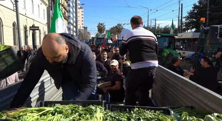 Qeveria italiane përçan fermerët/ Tubimet vijojnë në disa shtete europiane