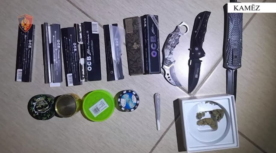 Shiste lëndë narkotike pranë shkollave, arrestohet një person në Kamzë 