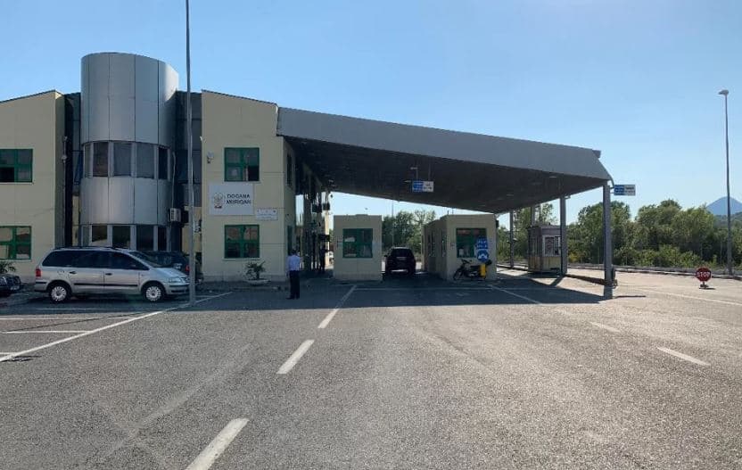 Tentoi të kalonte në pikën kufitare të Muriqanit me dokumente false, pranga 52-vjeçarit