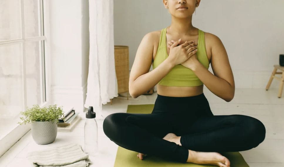 Yoga apo aktivitetet e thjeshta mund të trajtojnë depresionin si terapia