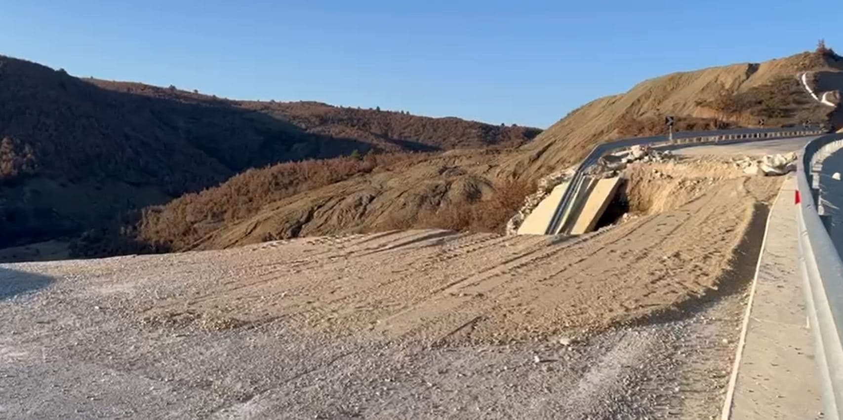 Shembet një pjesë e rrugës Korçë-Ersekë