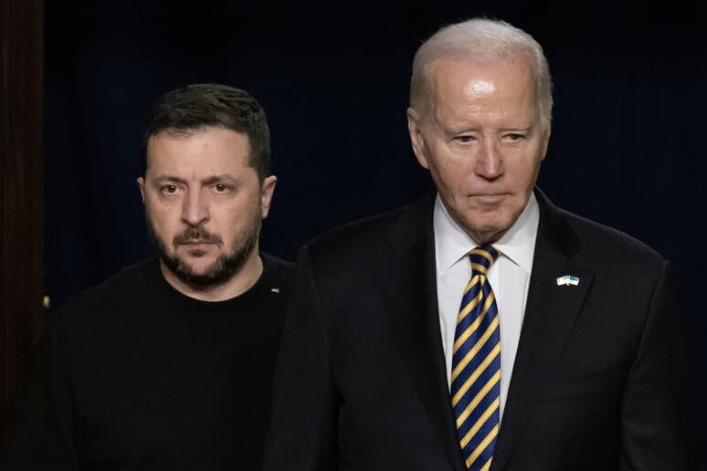 Biden telefonon Zelenskyn: Ne do të vazhdojmë t’ju mbështesim