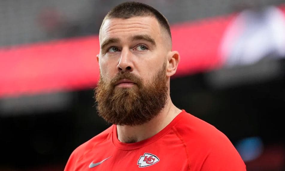 Travis Kelce dhuron 100,000 dollarë për fëmijët e plagosur në tubimin e “Super Bowl”