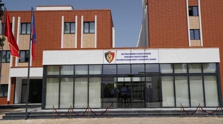 Tentoi t’i vinte flakën ‘Benz’-it dhe fasadës së një supermarketi, pranga 41-vjeçarit në Vaun e Dejës