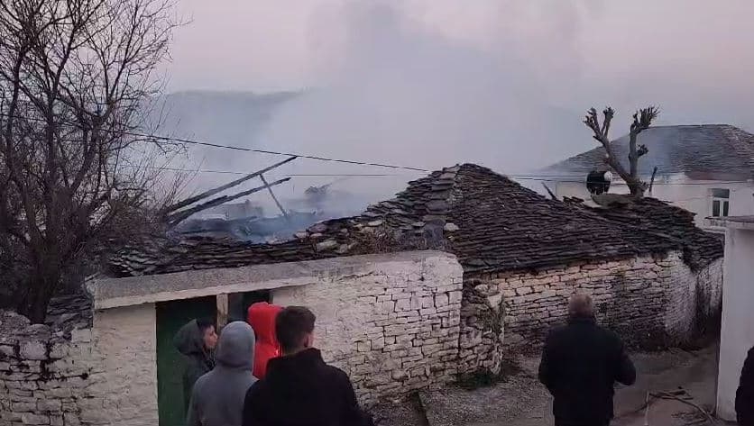 Digjen dy banesa të dy vëllezërve në Gjirokastër
