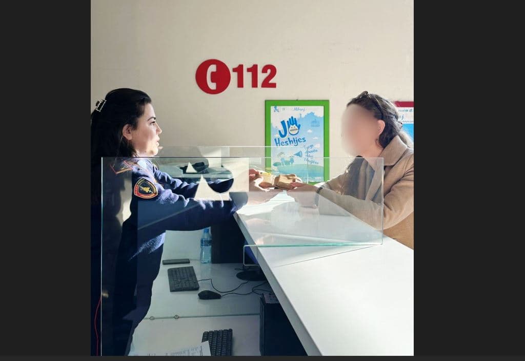 Policët i dorëzojnë shtetases në Tiranë portofolin e humbur me para dhe dokumente
