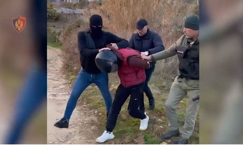 U kap me armë zjarri dhe municion, arrestohet 18-vjeçari në Sarandë