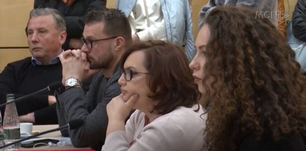 “Fëmijët preferojnë anglishten para shqipes”/ Gjuhëtarë e gazetarë, takim për të mbrojtur gjuhën (VIDEO)