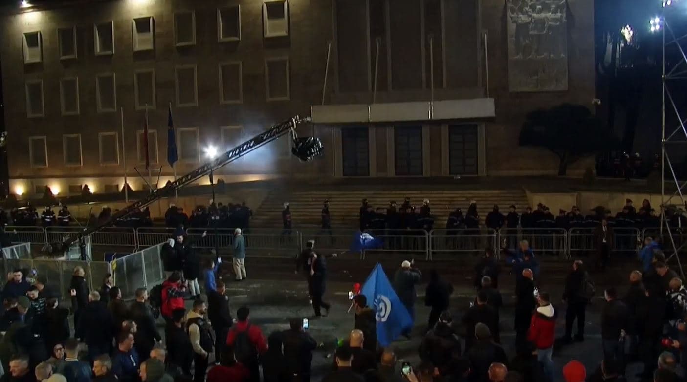 Protesta e opozitës, hidhen kapsolla dhe tymuese para Kryeministrisë
