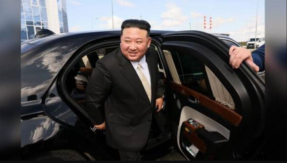 Putin i dhuron Kim Jong Un-it një makinë luksoze 