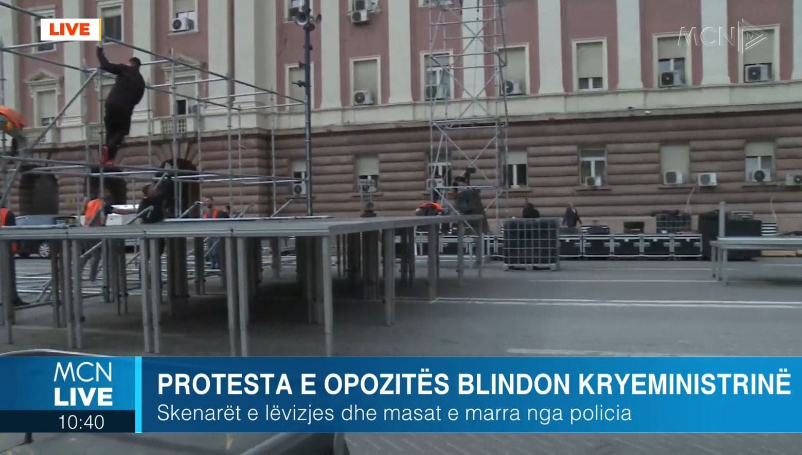 Protesta e opozitës, blindohet kryeministria/ Opozita nis përgatitjet, skelë për fjalimet në bulevard (VIDEO)
