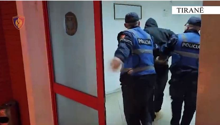 Kanoste familjen se do t’i vriste me sëpatë/ Arrestohet në flagrancë  46-vjeçari në Tiranë