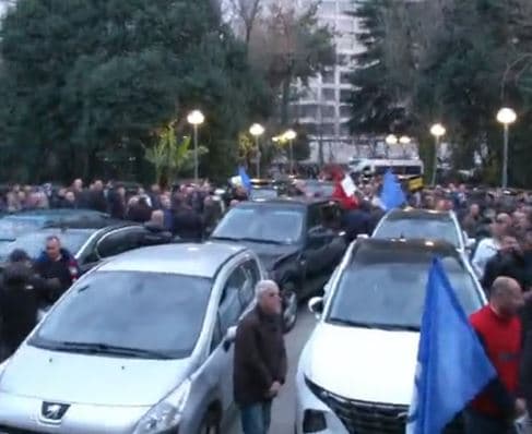 Protesta e opozitës, nis grumbullimi i qytetarëve