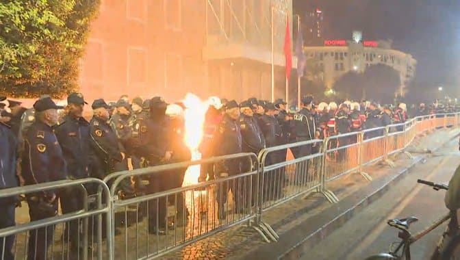 Flakadanët dhe molotovi në protestën e opozitës/ Policia arreston 4 persona, procedohen 6 të tjerë