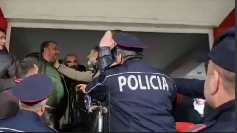 Tifozët e Skënderbeut përplasen me presidentin e Dinamos pas ndeshjes