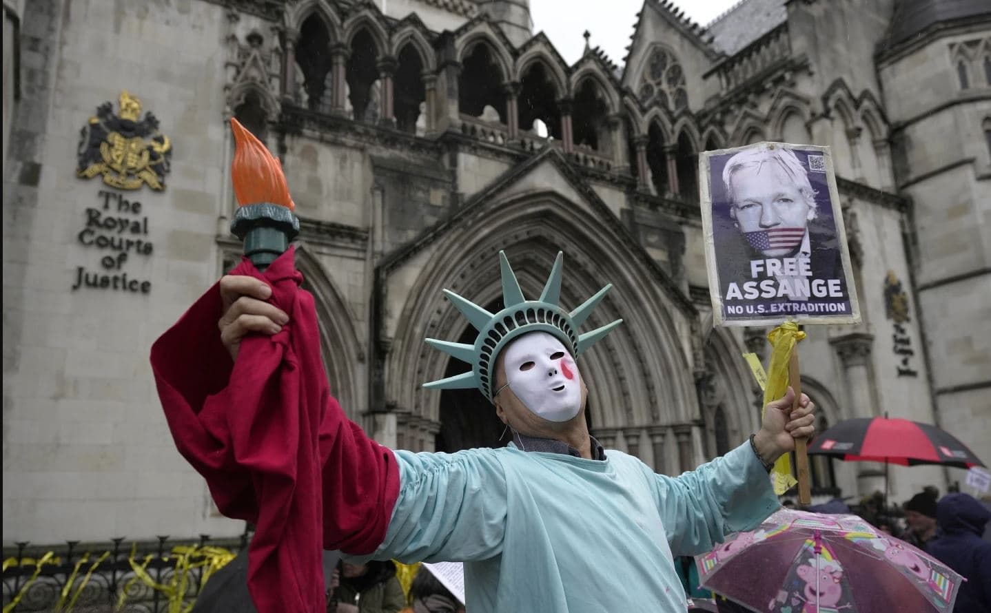Ekstradimi ose jo në SHBA, Julian Assange duhet të presë për vendimin final  