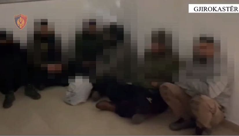Gjirokastër/ Fugonin plot me emigrantë që synonin të kalonin ilegalisht kufijtë, dy të arrestuar