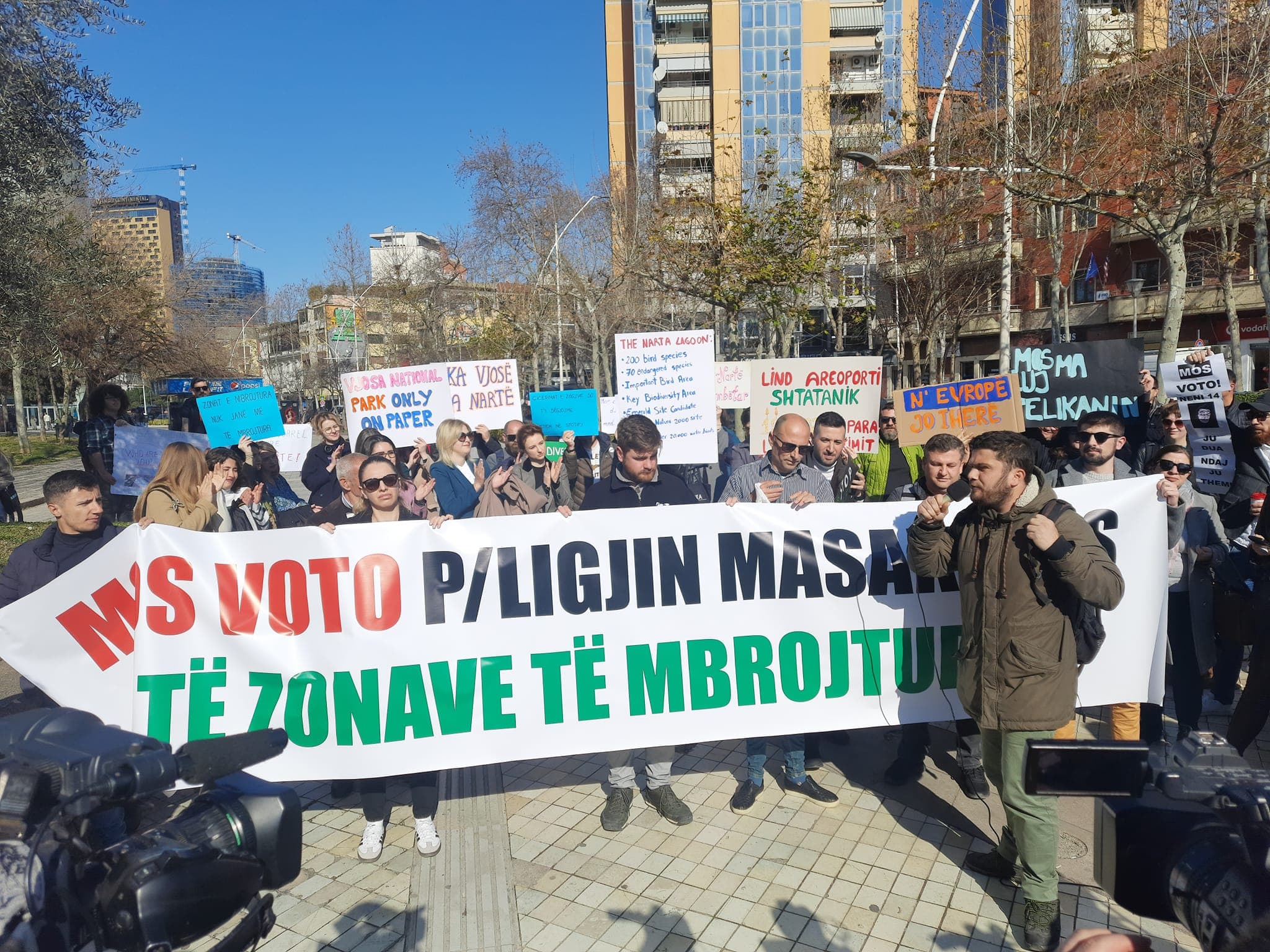 Protestë para Kuvendit: Mos votoni projektligjin masakrues për zonat e mbrojtura! 