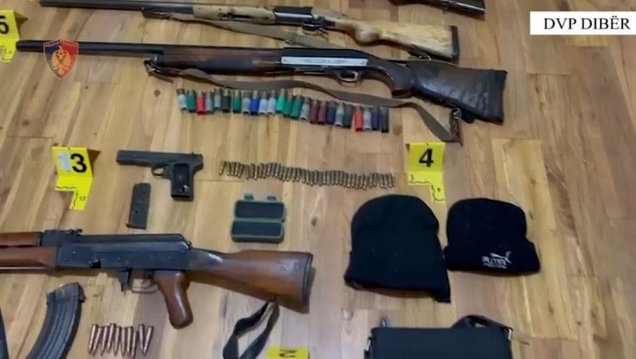 Një i ri kapet në Mat me arsenal armësh në banesë 