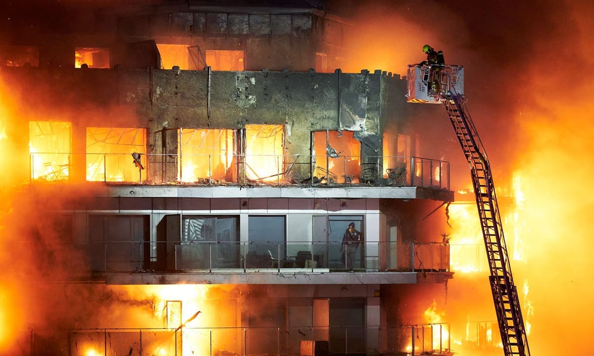 Valencia, 10 trupa nxirren të pajetë pas zjarrit në një kompleks apartamentesh