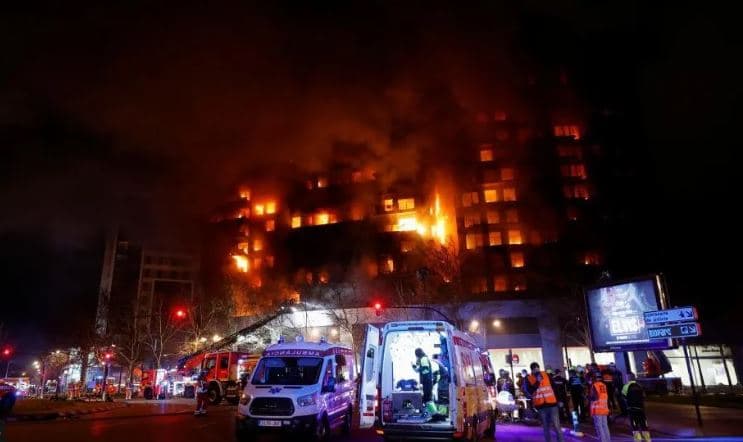 Zjarr në një bllok ndërtesash në Spanjë, raportohet për viktima