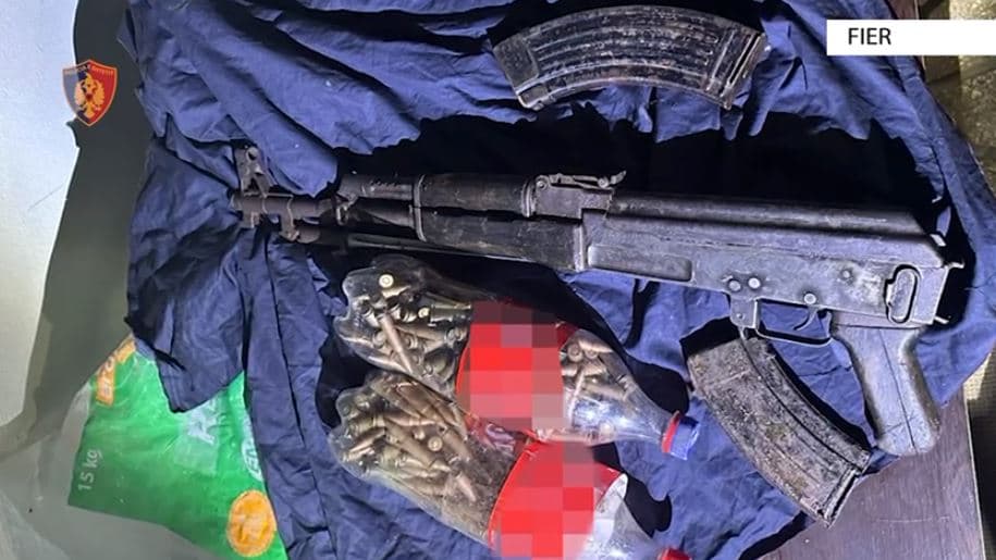 Arsenal armësh dhe municioni luftarak, arrestohet një person në Fier 