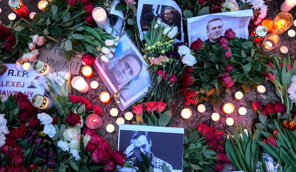 Më shumë se një javë pas vdekjes, trupi i Alexey Navalny i dorëzohet nënës së tij